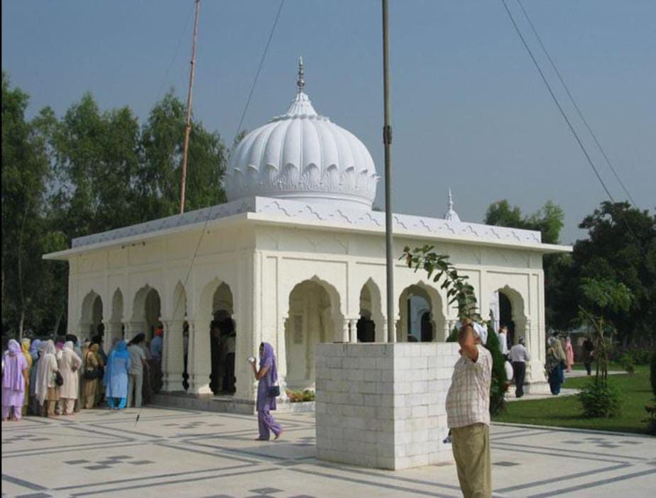 Gurdwara Sri Rori Sahib, Eminabad exterior